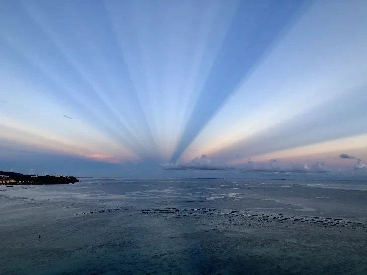 沈陽K11大廈天空突現階梯光柱，終于找到實景了，它原來真實存在