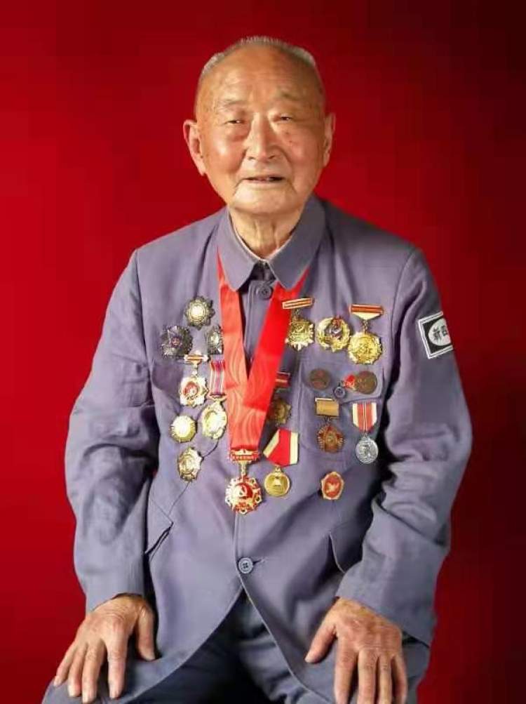 《長津湖》首映日票房將破2億，98歲志愿軍老戰士聊觀感：不打這一仗新中國會很危險