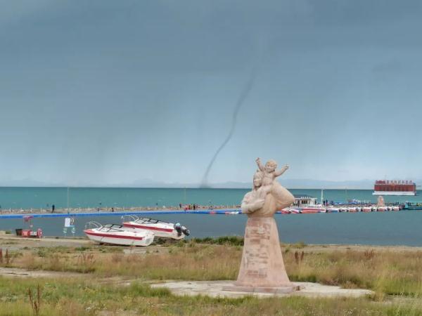 今早，青海湖驚現(xiàn)“龍吸水”